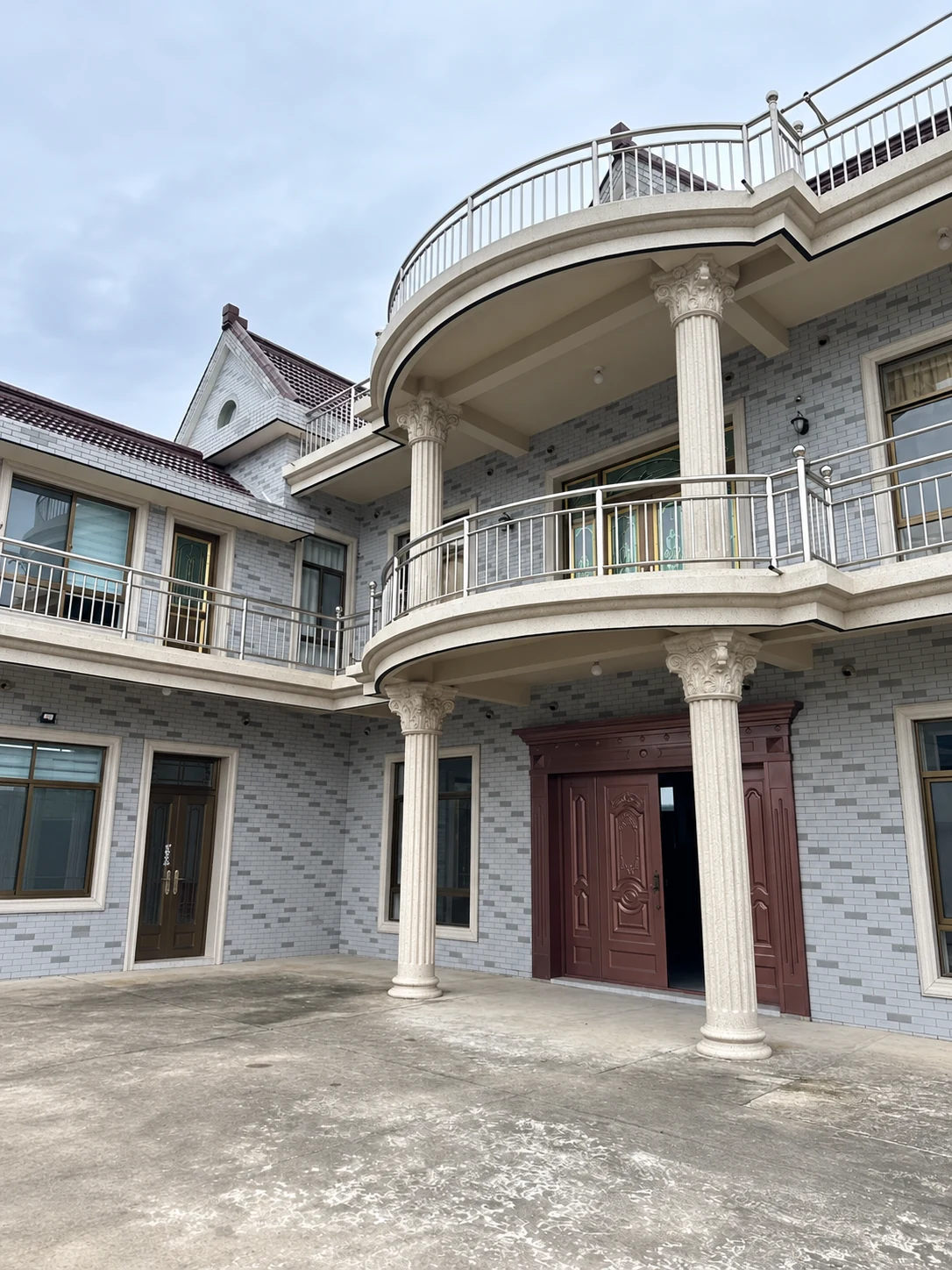 畲逸灜地原有房屋与院落的清理修图，保留建筑结构与自然光线